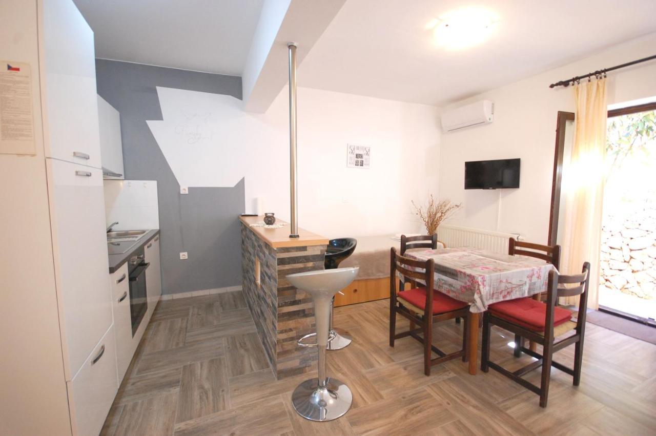 Apartments Snjezana By El-Pi Tours นยีวีเซ ภายนอก รูปภาพ