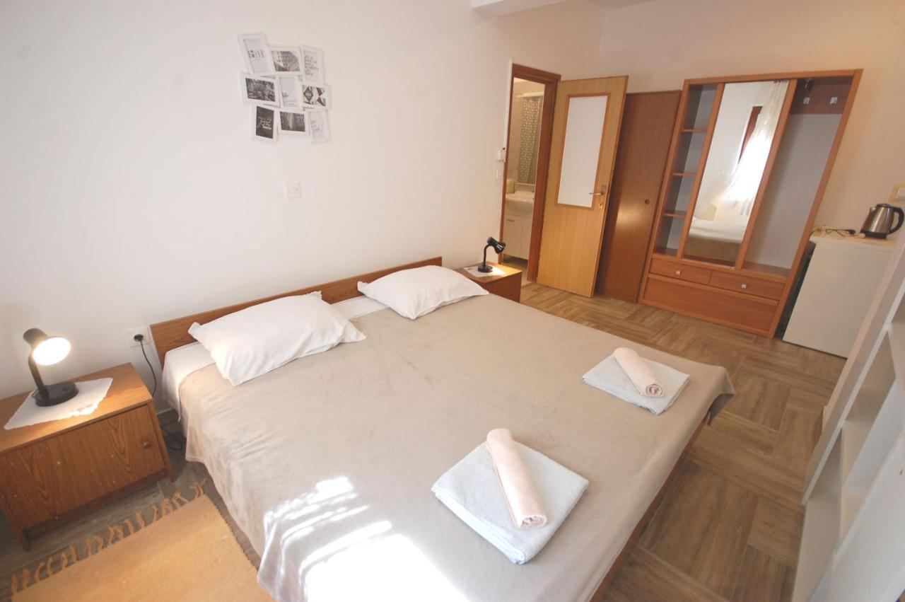 Apartments Snjezana By El-Pi Tours นยีวีเซ ภายนอก รูปภาพ