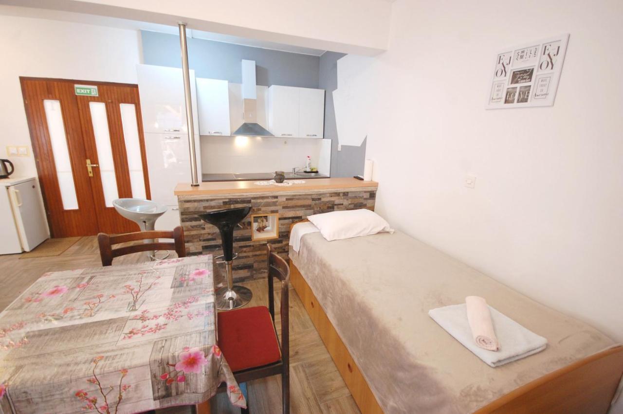 Apartments Snjezana By El-Pi Tours นยีวีเซ ภายนอก รูปภาพ