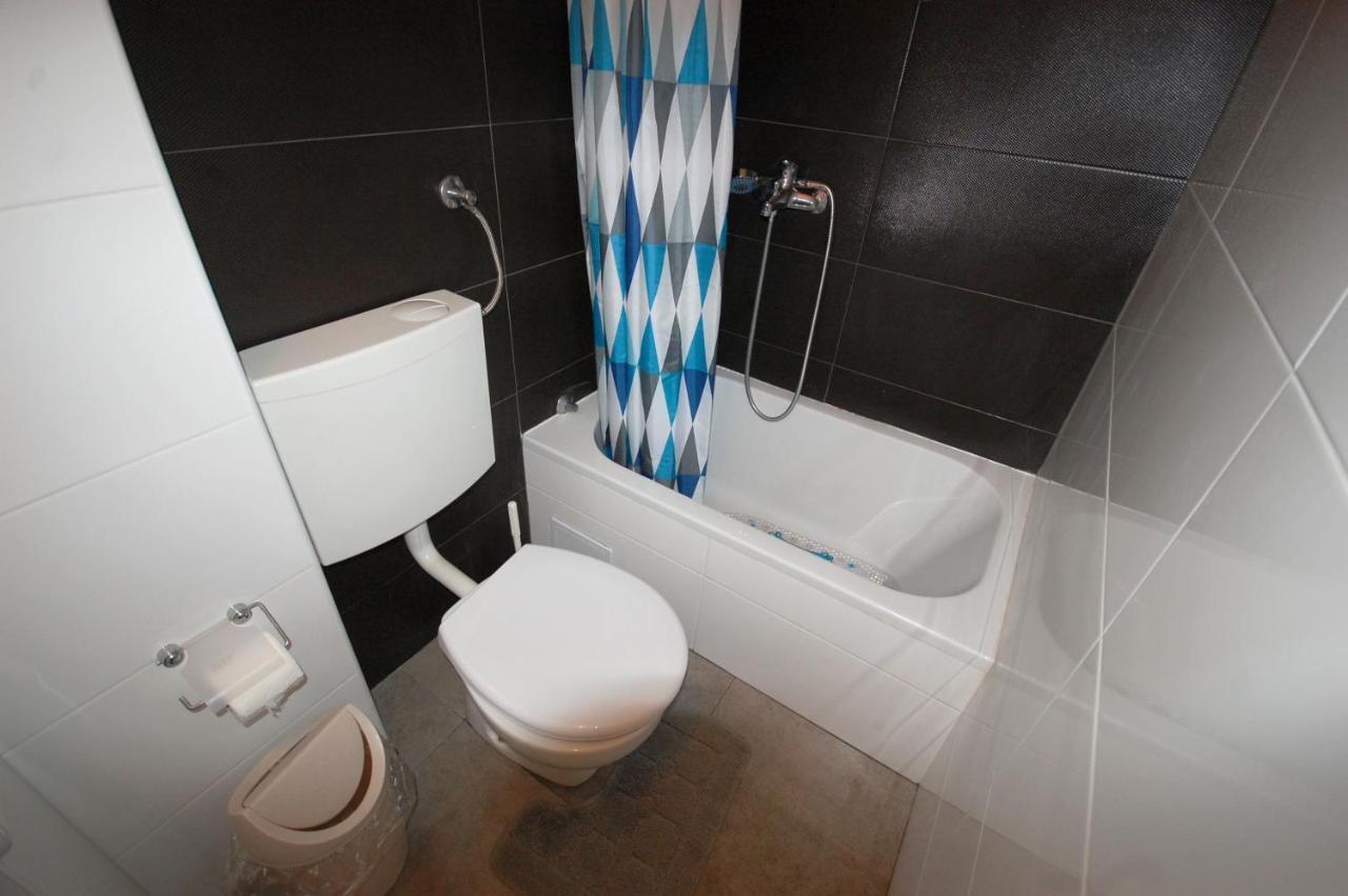 Apartments Snjezana By El-Pi Tours นยีวีเซ ภายนอก รูปภาพ