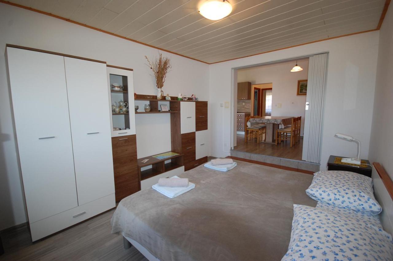 Apartments Snjezana By El-Pi Tours นยีวีเซ ภายนอก รูปภาพ