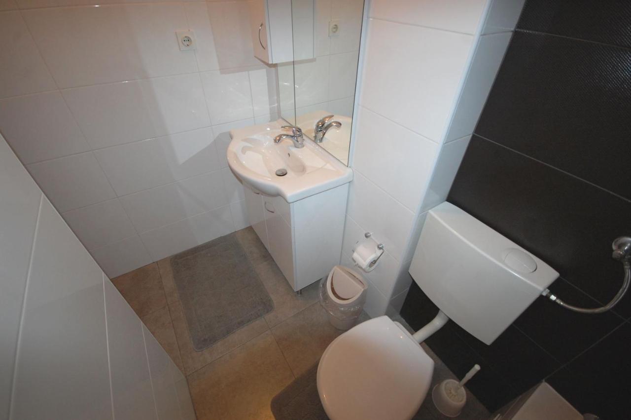 Apartments Snjezana By El-Pi Tours นยีวีเซ ภายนอก รูปภาพ